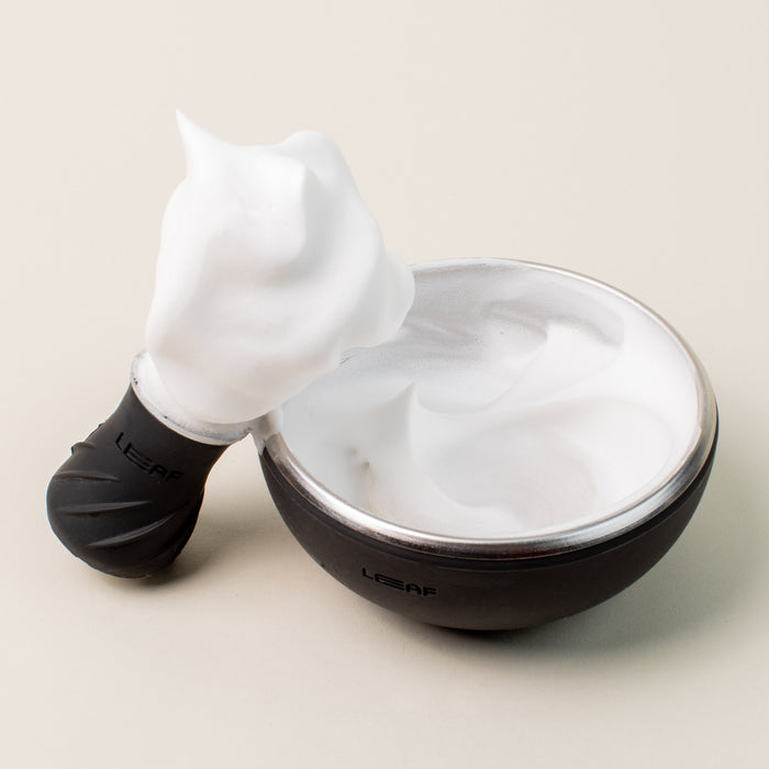 Leaf Shave barberskål fylt med kremet skum og børste i bruk