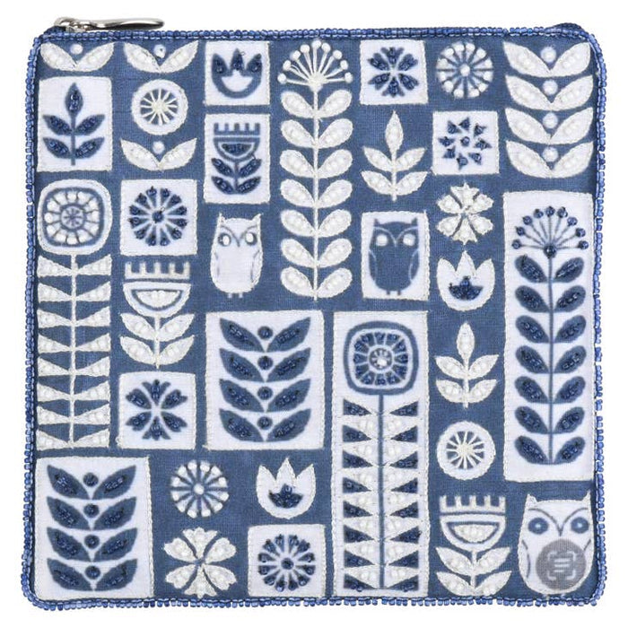 Pochette Folk Fusion blue clutch featuring white embroidered botanical blocks with owl motifs.