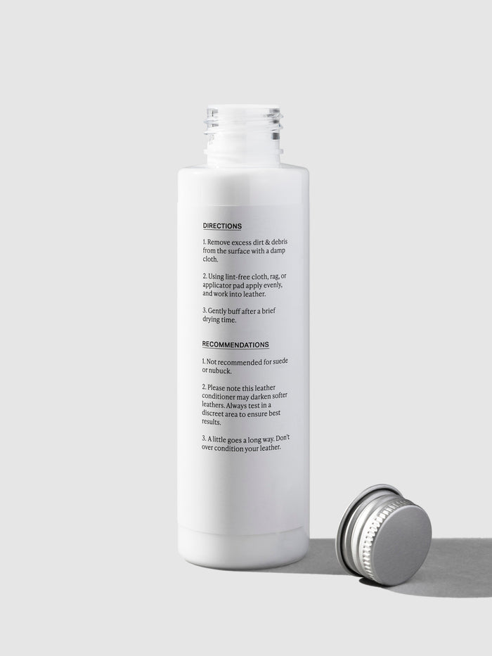 Conditioner displayed on a neutral background.
